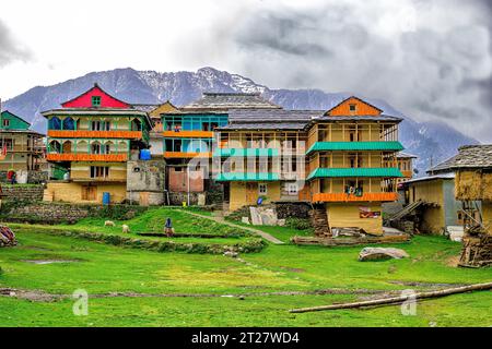 Maisons aux couleurs vives perchées au sommet d'une colline dans le village himalayen de Sharchi Banque D'Images