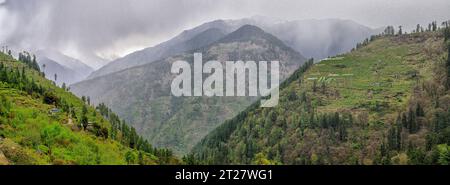 Tempête de pluie dans la vallée de Tirthan, Himachal Pradesh Banque D'Images