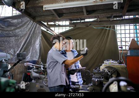 L'étudiant va visiter l'usine de métal. Concept d'éducation et d'ingénierie. Banque D'Images