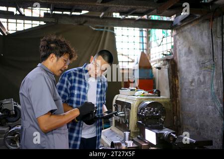 L'étudiant va visiter l'usine de métal. Concept d'éducation et d'ingénierie. Banque D'Images