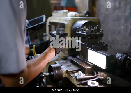L'étudiant va visiter l'usine de métal. Concept d'éducation et d'ingénierie. Banque D'Images
