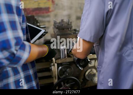 L'étudiant va visiter l'usine de métal. Concept d'éducation et d'ingénierie. Banque D'Images