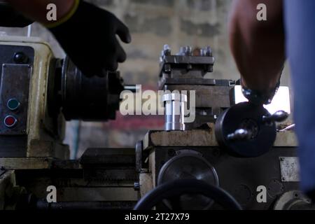 L'étudiant va visiter l'usine de métal. Concept d'éducation et d'ingénierie. Banque D'Images