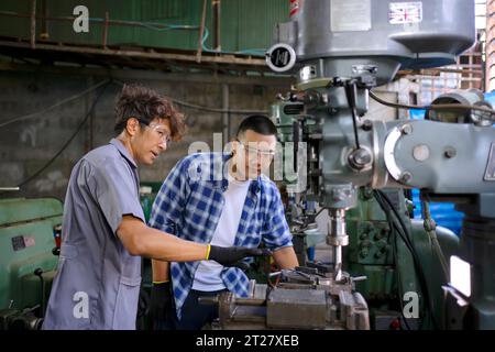 L'étudiant va visiter l'usine de métal. Concept d'éducation et d'ingénierie. Banque D'Images