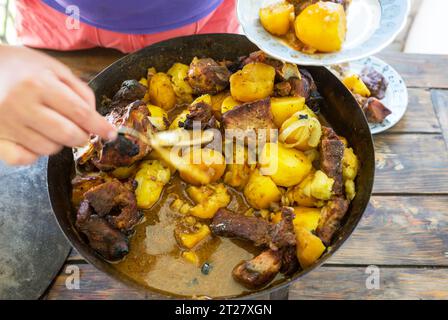 Ragoût d'agneau, pommes de terre, oignons, Banque D'Images