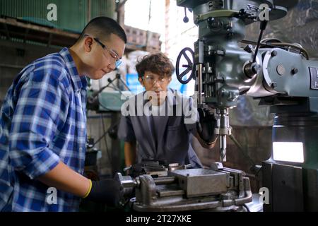 L'étudiant va visiter l'usine de métal. Concept d'éducation et d'ingénierie. Banque D'Images