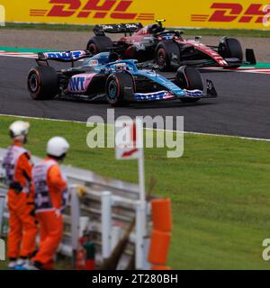 Circuit du Grand Prix de Suzuka, 18 octobre 2023 : Sebastian Vettel (GER) et Zhou Guanyu (CHN) lors du Grand Prix de Formule 1 du Japon 2023. Banque D'Images