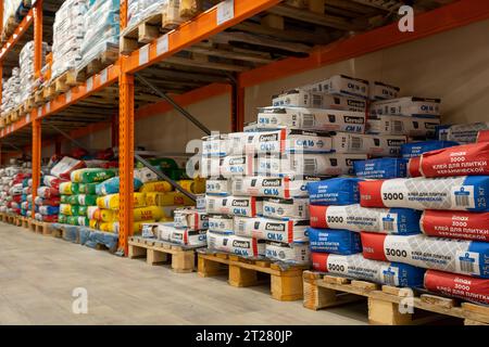 Un grand choix de matériaux de construction sont vendus dans la quincaillerie. Minsk, Biélorussie, 25 octobre 2023 Banque D'Images