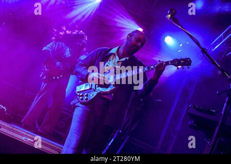 Milan, Italie, 17 octobre 2023. Le groupe de rock américain Young the Giant se produit au Circolo Magnolia à Segrate, Milan, Italie. Crédits : Maria Laura Arturi/Alamy Live News Banque D'Images