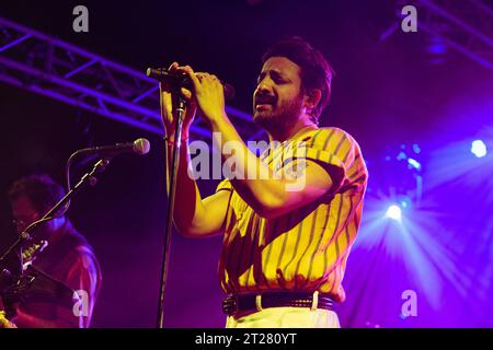 Milan, Italie, 17 octobre 2023. Le groupe de rock américain Young the Giant se produit au Circolo Magnolia à Segrate, Milan, Italie. Crédits : Maria Laura Arturi/Alamy Live News Banque D'Images