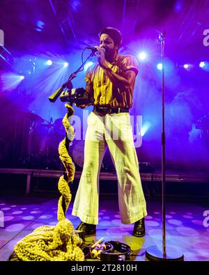 Milan, Italie, 17 octobre 2023. Le groupe de rock américain Young the Giant se produit au Circolo Magnolia à Segrate, Milan, Italie. Crédits : Maria Laura Arturi/Alamy Live News Banque D'Images