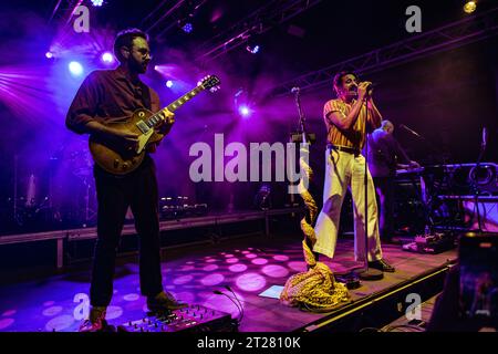 Milan, Italie, 17 octobre 2023. Le groupe de rock américain Young the Giant se produit au Circolo Magnolia à Segrate, Milan, Italie. Crédits : Maria Laura Arturi/Alamy Live News Banque D'Images