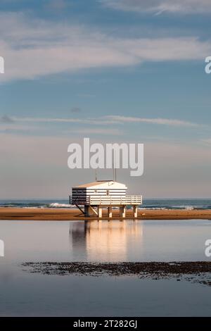 Station de sauveteur sur la plage des Chalets en automne, Gruissan, Occitanie, Sud de la France Banque D'Images