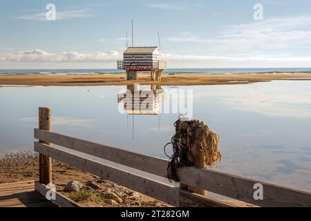 Station de sauveteur sur la plage des Chalets en automne, Gruissan, Occitanie, Sud de la France Banque D'Images