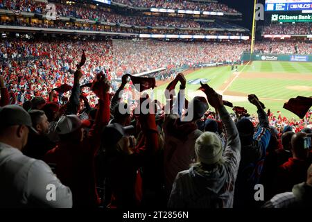 Philadelphie, États-Unis. 17 octobre 2023. Les fans des Phillies de Philadelphie se réjouissent avant le début du deuxième match des NLCS contre les Diamondbacks de l'Arizona au Citizens Bank Park à Philadelphie, le mardi 17 octobre 2023. Photo de Laurence Kesterson/UPI. Crédit : UPI/Alamy Live News Banque D'Images