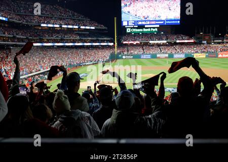 Philadelphie, États-Unis. 17 octobre 2023. Les fans des Phillies de Philadelphie se réjouissent avant le début du deuxième match des NLCS contre les Diamondbacks de l'Arizona au Citizens Bank Park à Philadelphie, le mardi 17 octobre 2023. Photo de Laurence Kesterson/UPI. Crédit : UPI/Alamy Live News Banque D'Images