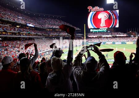 Philadelphie, États-Unis. 17 octobre 2023. Les fans des Phillies de Philadelphie se réjouissent avant le début du deuxième match des NLCS contre les Diamondbacks de l'Arizona au Citizens Bank Park à Philadelphie, le mardi 17 octobre 2023. Photo de Laurence Kesterson/UPI. Crédit : UPI/Alamy Live News Banque D'Images