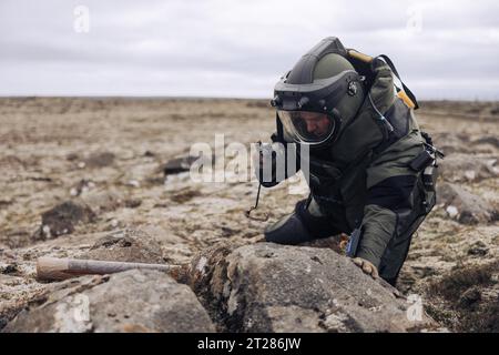 Keflavik, Islande. 22 septembre 2023. Le Sgt Mark Frick, originaire de Baltimore, Maryland et chef d'équipe de destruction des munitions explosives de la 26e Marine Expeditionary Unit (Special Operations capable) (26(SOC)), photographie un engin explosif improvisé simulé neutralisé au cours de l'exercice Northern Challenge 2023, aéroport de Keflavik, Islande, le 22 septembre 2023. Northern Challenge 23 est un exercice de destruction de bombes dirigé par les garde-côtes islandais, organisé pour former des équipes de plus d'une douzaine de pays en réponse à des incidents impliquant des Devi explosifs improvisés et militaires simulés Banque D'Images