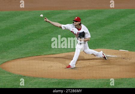 Philadelphie, États-Unis. 17 octobre 2023. Le lanceur initial des Phillies de Philadelphie, Aaron Nola, lance la première manche contre les Diamondbacks de l’Arizona dans le deuxième match des NLCS au Citizens Bank Park à Philadelphie, le mardi 17 octobre 2023. Photo de Laurence Kesterson/UPI. Crédit : UPI/Alamy Live News Banque D'Images