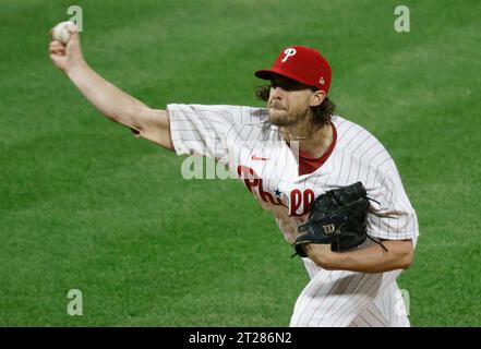 Philadelphie, États-Unis. 17 octobre 2023. Le lanceur initial des Phillies de Philadelphie, Aaron Nola, lance la première manche contre les Diamondbacks de l’Arizona dans le deuxième match des NLCS au Citizens Bank Park à Philadelphie, le mardi 17 octobre 2023. Photo de Laurence Kesterson/UPI. Crédit : UPI/Alamy Live News Banque D'Images