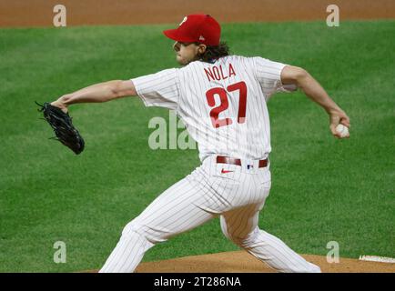 Philadelphie, États-Unis. 17 octobre 2023. Le lanceur initial des Phillies de Philadelphie, Aaron Nola, lance la première manche contre les Diamondbacks de l’Arizona dans le deuxième match des NLCS au Citizens Bank Park à Philadelphie, le mardi 17 octobre 2023. Photo de Laurence Kesterson/UPI. Crédit : UPI/Alamy Live News Banque D'Images