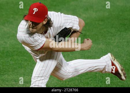 Philadelphie, États-Unis. 17 octobre 2023. Le lanceur initial des Phillies de Philadelphie, Aaron Nola, lance la première manche contre les Diamondbacks de l’Arizona dans le deuxième match des NLCS au Citizens Bank Park à Philadelphie, le mardi 17 octobre 2023. Photo de Laurence Kesterson/UPI. Crédit : UPI/Alamy Live News Banque D'Images