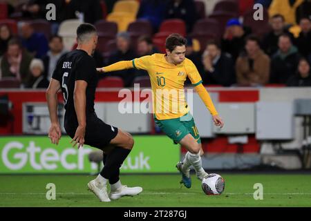 Londres, Royaume-Uni. 17 octobre 2023. Craig Goodwin de l'équipe nationale de football masculin d'Australie attaquant Michael Boxall de l'équipe nationale masculine de Nouvelle-Zélande lors du match amical international entre l'Australie et la Nouvelle-Zélande au Gtech Community Stadium, Londres, Angleterre le 17 octobre 2023. Photo de Carlton Myrie. Usage éditorial uniquement, licence requise pour un usage commercial. Aucune utilisation dans les Paris, les jeux ou les publications d'un seul club/ligue/joueur. Crédit : UK Sports pics Ltd/Alamy Live News Banque D'Images