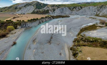 Photographie aérienne par drone de l'eau bleue de la rivière serpentant son chemin à travers les vignobles de la vallée d'Awatere à Marlborough en Nouvelle-Zélande Banque D'Images