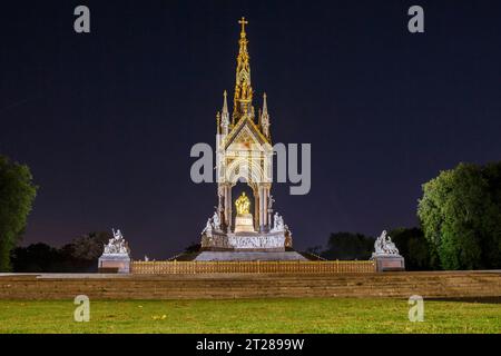 Vue nocturne de Albert Memorial, Kensington Gardens, Londres, Royaume-Uni Banque D'Images