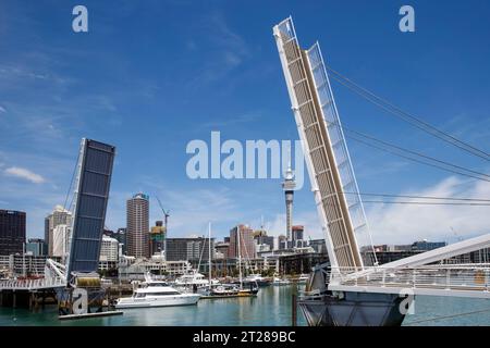 Le pont tournant entre Viaduct Harbour et Wynyard Quarter à Auckland, en Nouvelle-Zélande Banque D'Images