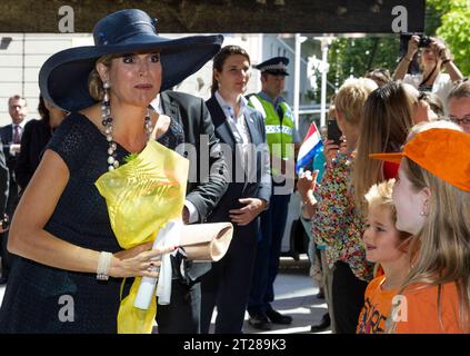 La reine Maxima des pays-Bas accueille la foule lorsqu'elle visite la Auckland Art Gallery pour voir les gravures d'Abel Tasman et la collection Gottfried Undauer à Auckland, en Nouvelle-Zélande Banque D'Images