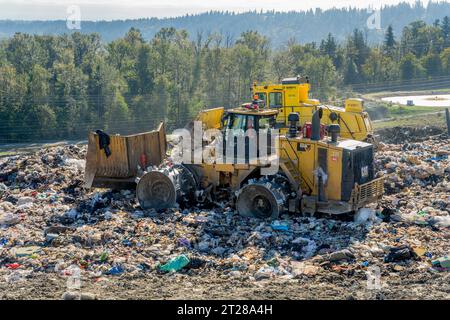 De la machinerie lourde répand les ordures dans les installations d'enfouissement régional de Cedar Hills du comté de King, exploitées par la Division des déchets solides du comté de King Banque D'Images