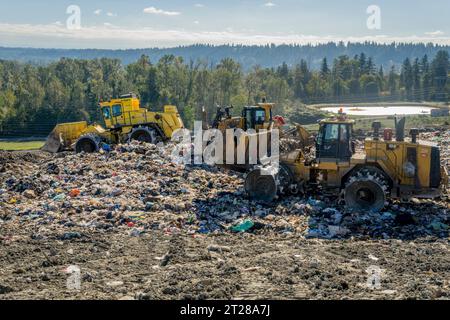 De la machinerie lourde répand les ordures dans les installations d'enfouissement régional de Cedar Hills du comté de King, exploitées par la Division des déchets solides du comté de King Banque D'Images