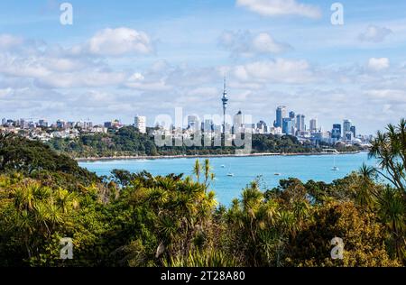 Une vue sur le port vers le Skytower à Auckland, Nouvelle-Zélande Banque D'Images