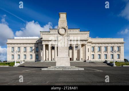 Le cénotaphe et la façade du musée du mémorial de guerre d'Auckland à Auckland, en Nouvelle-Zélande Banque D'Images