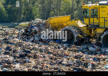 De la machinerie lourde répand les ordures dans les installations d'enfouissement régional de Cedar Hills du comté de King, exploitées par la Division des déchets solides du comté de King Banque D'Images