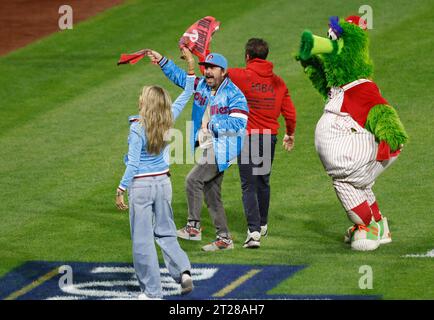 Philadelphie, États-Unis. 17 octobre 2023. Les acteurs de l'émission de télévision It's Always Sunny in Philadelphia Charlie Day, Rob McElhenney, Kaitlin Olson rejoint la mascotte des Phillies de Philadelphie, The Phillie Phanatic, pour encourager les Phillies lors du deuxième match de leur NLCS contre les Diamondbacks de l'Arizona au Citizens Bank Park à Philadelphie, le mardi 17 octobre 2023. Photo de Laurence Kesterson/UPI crédit : UPI/Alamy Live News Banque D'Images