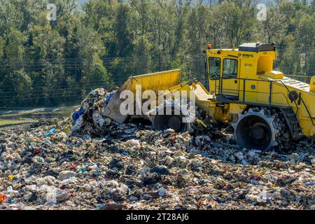 De la machinerie lourde répand les ordures dans les installations d'enfouissement régional de Cedar Hills du comté de King, exploitées par la Division des déchets solides du comté de King Banque D'Images