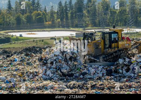 De la machinerie lourde répand les ordures dans les installations d'enfouissement régional de Cedar Hills du comté de King, exploitées par la Division des déchets solides du comté de King Banque D'Images