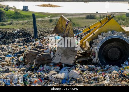 De la machinerie lourde répand les ordures dans les installations d'enfouissement régional de Cedar Hills du comté de King, exploitées par la Division des déchets solides du comté de King Banque D'Images