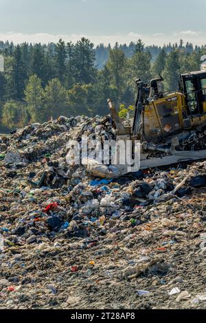 De la machinerie lourde répand les ordures dans les installations d'enfouissement régional de Cedar Hills du comté de King, exploitées par la Division des déchets solides du comté de King Banque D'Images