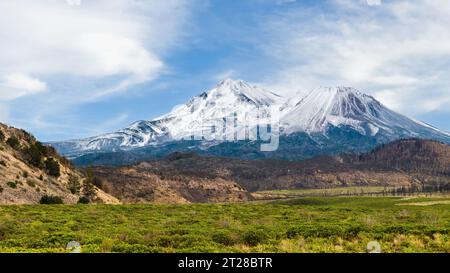 Vue du flanc nord-ouest du volcan Mount Shasta en Californie du Nord avec les premières saisons de neige Banque D'Images