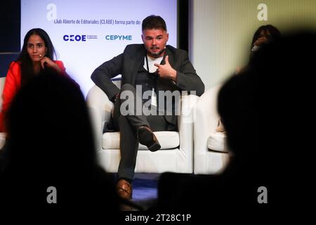 Madrid, Espagne. 17 octobre 2023. Gabriel Rufian, du Groupe parlementaire républicain, prend la parole lors de la première Conférence contre la désinformation organisée par l’Open Editors Club et tenue à Casa America à Madrid. Crédit : SOPA Images Limited/Alamy Live News Banque D'Images