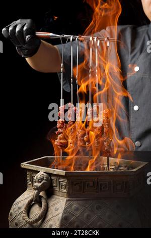 Shashlik. Kebab. Viande grillée au barbecue aux épices，brochettes de bœuf dans un four suspendu Banque D'Images
