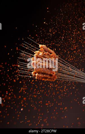 Shashlik. Kebab. Viande grillée au barbecue aux épices，brochettes de bœuf dans un four suspendu Banque D'Images