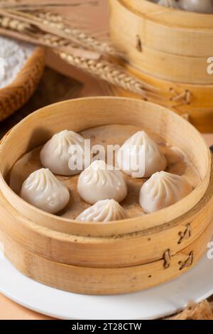 Xiaolongbao, boulettes cuites à la vapeur, Tangbao (petit pain à soupe) dans le cuiseur vapeur Banque D'Images