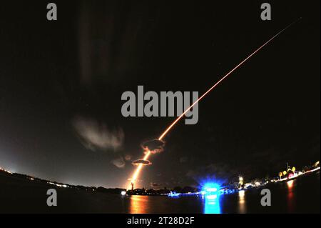 Cape Canaveral Space Force Station, comté de Brevard en Floride. ÉTATS-UNIS. 17 octobre 2023. À 40 h 8:39 HE, SpaceX a lancé 22 satellites Starlink sur orbite terrestre basse à partir du complexe de lancement spatial SLC-40. Il s’agit du 16e vol pour le booster de premier étage soutenant cette mission qui a atterri et a été récupéré sur le drone. Crédit : Julian Leek/Alamy Live News Banque D'Images