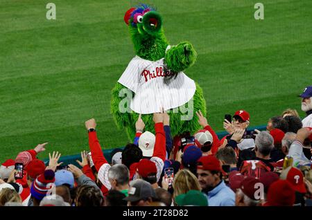 Philadelphie, États-Unis. 17 octobre 2023. La mascotte des Phillies de Philadelphie, Phillie Phanatic, discute avec les fans lors de la sixième manche contre les Diamondbacks de l'Arizona dans le deuxième match des NLCS au Citizens Bank Park à Philadelphie, le mardi 17 octobre 2023. Photo de Laurence Kesterson/UPI crédit : UPI/Alamy Live News Banque D'Images