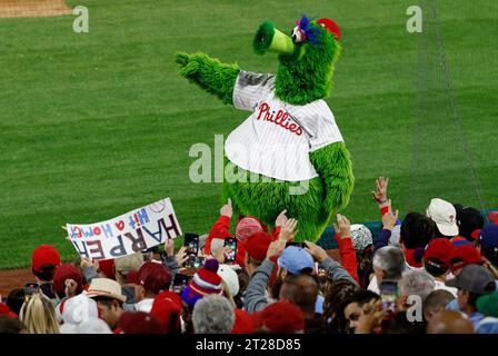 Philadelphie, États-Unis. 17 octobre 2023. La mascotte des Phillies de Philadelphie, Phillie Phanatic, discute avec les fans lors de la sixième manche contre les Diamondbacks de l'Arizona dans le deuxième match des NLCS au Citizens Bank Park à Philadelphie, le mardi 17 octobre 2023. Photo de Laurence Kesterson/UPI crédit : UPI/Alamy Live News Banque D'Images