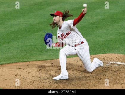 Philadelphie, États-Unis. 17 octobre 2023. Le lanceur de secours des Phillies de Philadelphie Matt Strahm lance la huitième manche contre les Diamondbacks de l’Arizona dans le deuxième match de la NLCS au Citizens Bank Park à Philadelphie, le mardi 17 octobre 2023. Photo de Laurence Kesterson/UPI crédit : UPI/Alamy Live News Banque D'Images